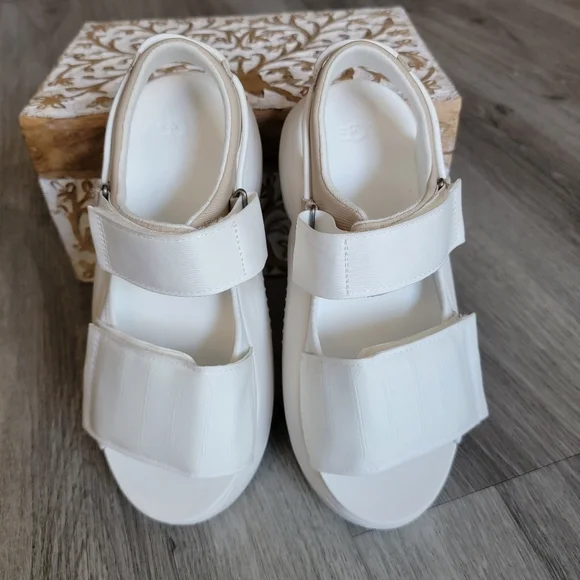 UGG LA Cloud Strap Sandal - Picture 4 of 9